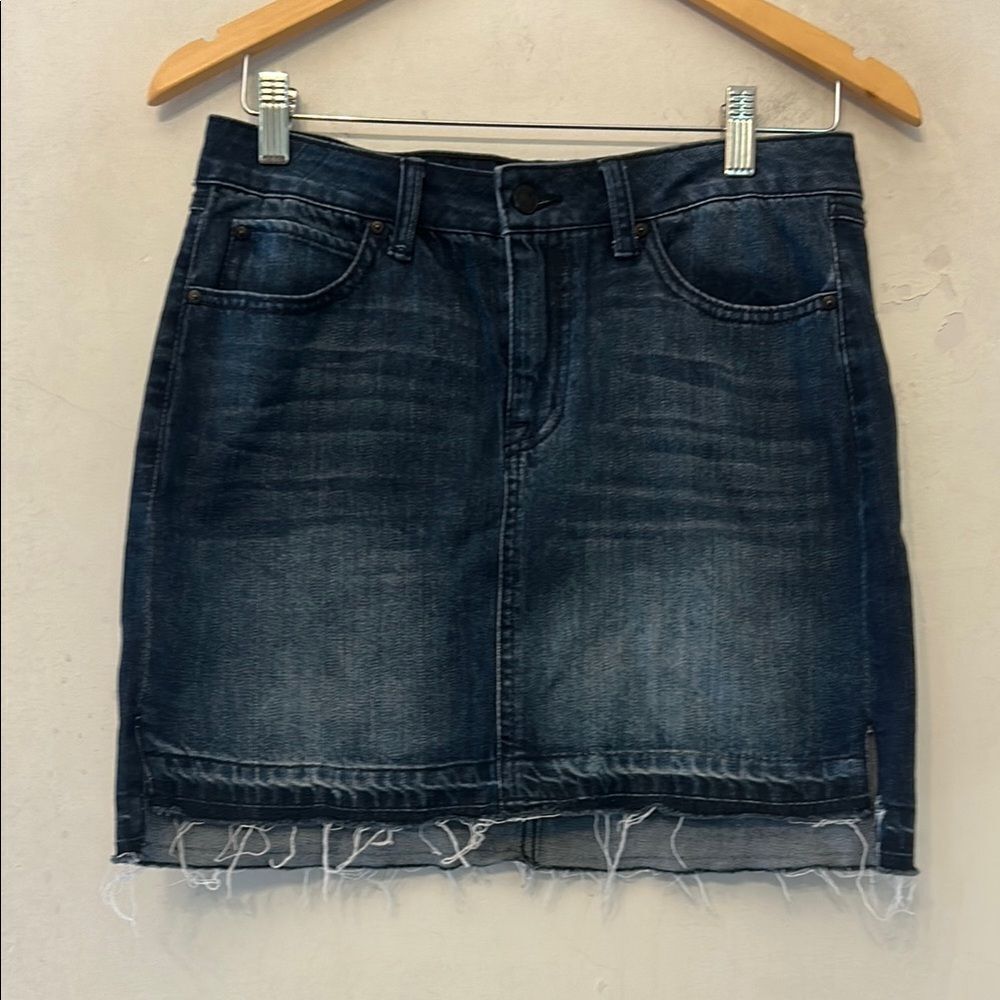 Rewash Distressed Denim mini skirt
Size 7 EUC
